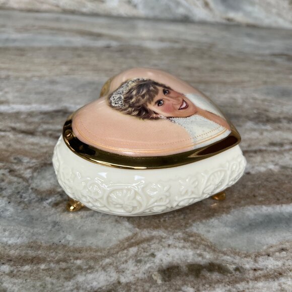1998 Porcelain Trinket Music Box Queen of Hearts Princess Diana WORKS Gold Trim - Picture 2 of 9